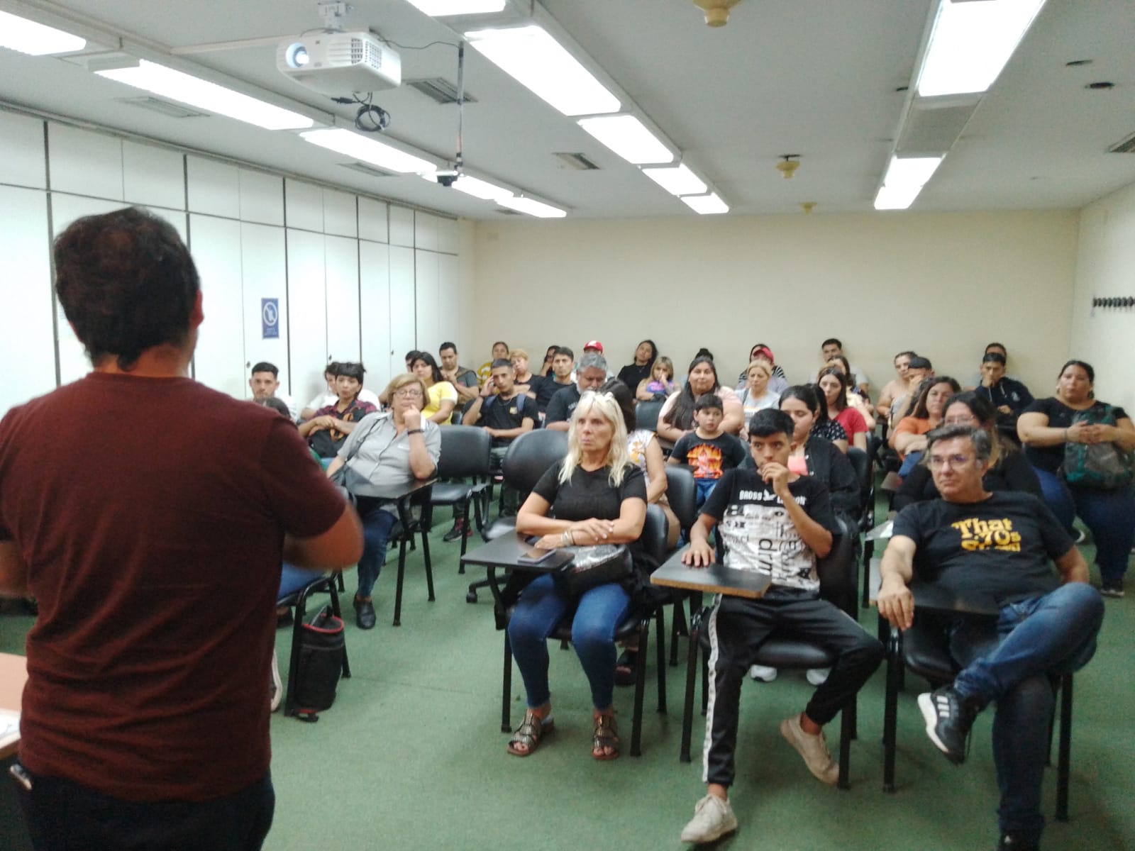 Visita de estudiantes a la UNMa